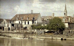 エーヌ川の土手に沿ったカート、背景にあるサンワースト教会、ソワソン、1917年（オートクローム） 作： Fernand Cuville